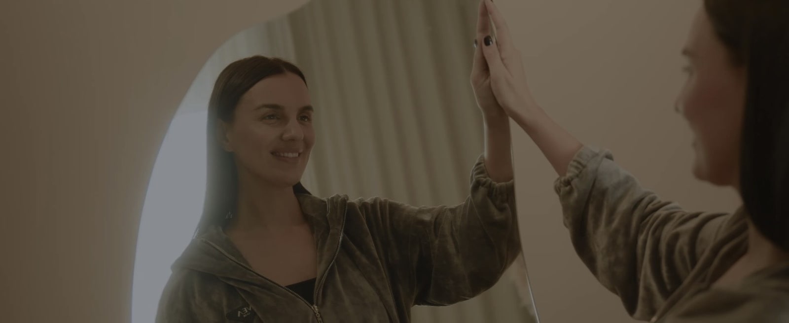 A woman meeting her reflection during a Mirror session